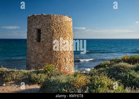 Torre Abbacurrente 1577, torre di avvistamento medievale, a Platamona Beach, sopra il golfo dell'Asinara, nei pressi di Porto Torres, provincia di Sassari, Sardegna, Italia Foto Stock