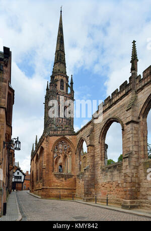 Tower & parete di Coventry vecchia Cattedrale vista da Bayley Lane Foto Stock