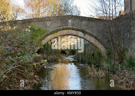 Ponte di prua, Plox, Bruton, Somerset del xv secolo Packhorse ponte sopra il fiume Brue Foto Stock