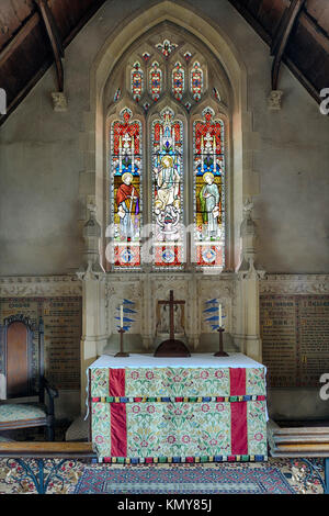 Finestra di vetro colorato e altare St James Church, Milton Clevedon, Somerset Foto Stock