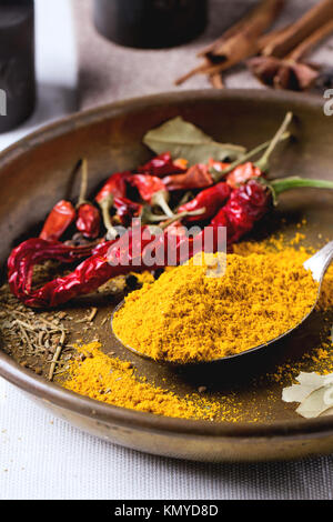 Spezie curcuma e asciugare reh Hot Chili Peppers su una piastra di metallo, srved sulla tovaglia bianca con peso vintage. Foto Stock