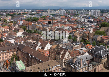 Una veduta aerea attraverso Strasburgo tenuto nella città vecchia e moderno appartamento blocchi, come si vede dalla cattedrale di Strasburgo Foto Stock