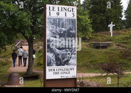 Una famiglia facendo la loro strada attraverso il museo memoriale del linge in Alsazia, un sito di pesanti combattimenti tra i Francesi e i tedeschi durante il WW1 Foto Stock