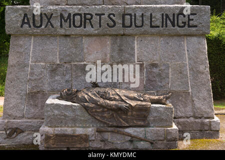 Un bronzo di un soldato alpino facendo cadere il suo fucile in agonia al Cimitero Nazionale di Wettstein, Alsazia, dove 2,131 guerra francese morti sono sepolti Foto Stock