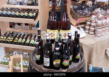 A livello regionale di birre distillate in vendita presso il mercato coperto di Colmar Foto Stock