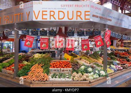 Coltivati localmente la frutta e la verdura in vendita presso il mercato coperto di Colmar, Alsazia Foto Stock