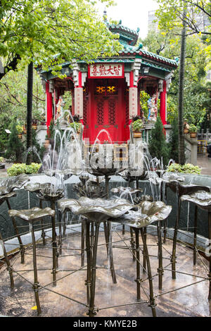 Una fontana nel giardino di Wong Tai Sin temple di Hong Kong Foto Stock
