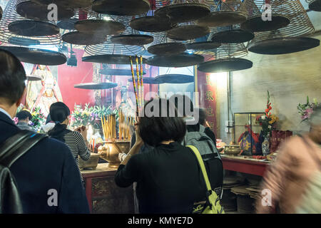 Persone in preghiera davanti all altare in Pak Tai tempio a Hong Kong Foto Stock