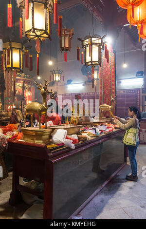 Persone in preghiera davanti all altare in Pak Tai tempio a Hong Kong Foto Stock