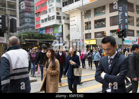 La gente a fare shopping a Mong Kok street di Hong Kong Foto Stock