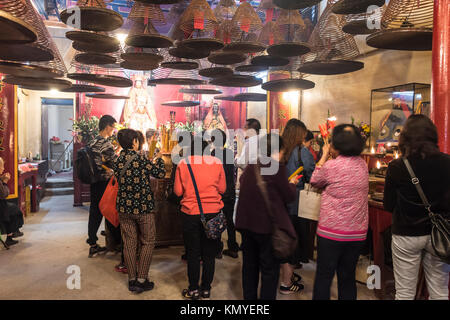 Persone in preghiera davanti all altare in Pak Tai tempio a Hong Kong Foto Stock