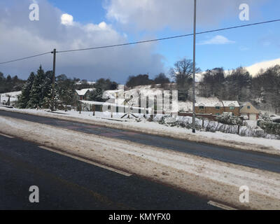 Una vista generale in Denbighshire, nel Galles del Nord, come diffusa delle interruzioni è atteso come la neve continua a cadere in ampie parti del Regno Unito, con forecasters attenzione alcune comunità potrebbero essere tagliati fuori come temperature cadono. Foto Stock