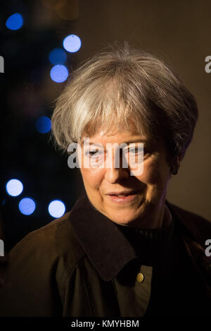 Il primo ministro Theresa Maggio durante una visita a un annuale festival degli alberi di Natale in una chiesa nella sua circoscrizione Maidenhead. Foto Stock