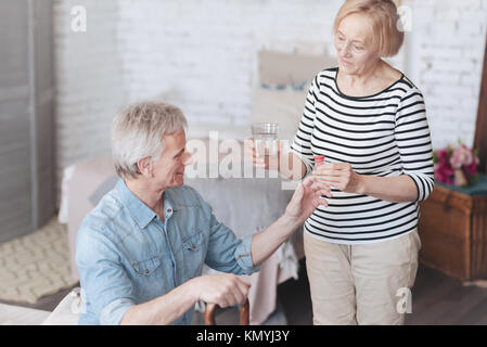 Memore senior moglie prendersi cura della sua amorevole marito Foto Stock