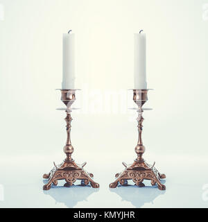 Una coppia di antichi candelabri in ottone con tono vintage Foto Stock