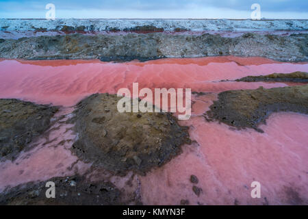 Sale stagni di evaporazione, chiamato anche saline, sale opere o saline, Walvis Bay, Namibia, Africa Foto Stock