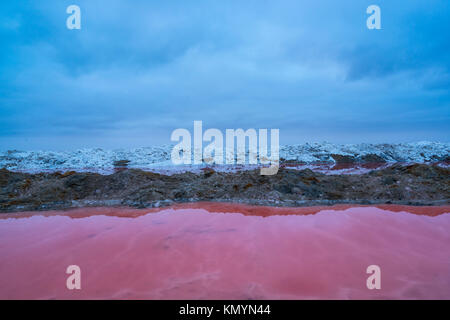 Sale stagni di evaporazione, chiamato anche saline, sale opere o saline, Walvis Bay, Namibia, Africa Foto Stock