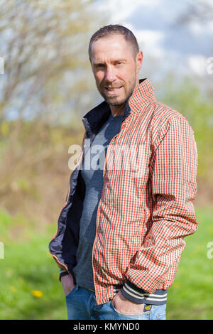 Giovane uomo con camicia a scacchi ritratto Foto Stock