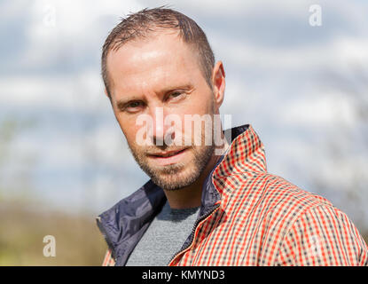 Giovane uomo con camicia a scacchi ritratto Foto Stock