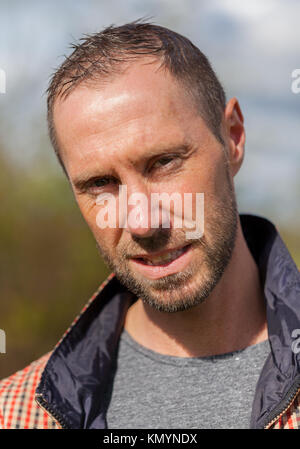 Giovane uomo con camicia a scacchi ritratto Foto Stock