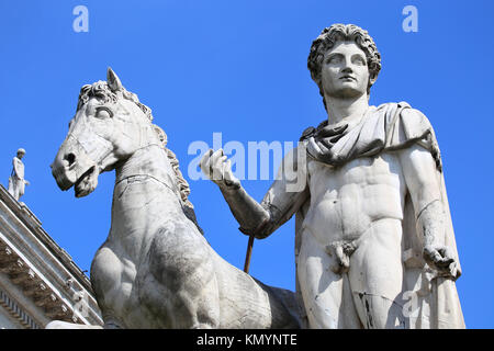 Piazza del Campidoglio - Statua di Castor al Cordonata scale in Roma, Italia Foto Stock