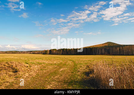 Paesaggio autunnale prato inclinato su uno sfondo di foreste e montagne Ural Russia Foto Stock