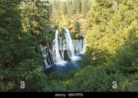 Ampia McArthur-Burney cade fluisce full off scogliere nel Parco Nazionale vulcanico di Lassen. Foto Stock