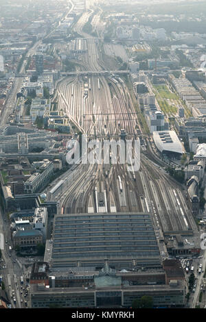 Vista aerea di Monaco e la stazione ferroviaria principale e le linee ferroviarie, Baviera, Germania Foto Stock