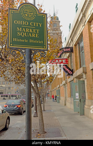 Dal 1912 il Cleveland West Side Mercato in Cleveland Ohio è stato il corretto funzionamento di un iconico punto di riferimento in cui il cibo locale fornitori velo le loro merci. Foto Stock