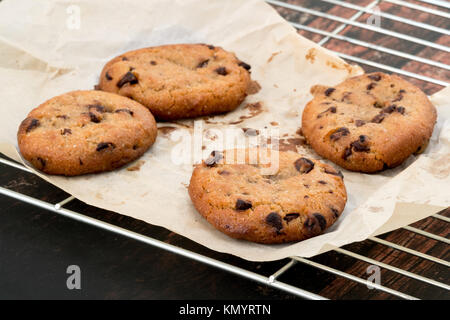 Pane appena sfornato in casa i biscotti al cioccolato Foto Stock