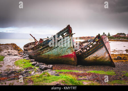 Due abbandonato barche da pesca a Salen Suono, Isle of Mull, Ebridi Interne, Scozia Foto Stock