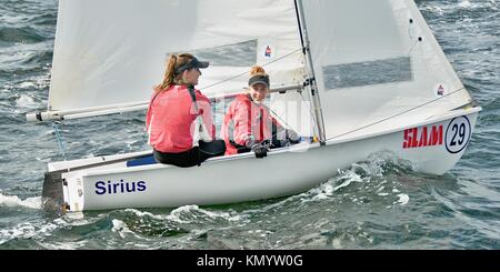 Lago Macquarie, Australia - aprile 16. 2013: i bambini a competere in Australian combinati di alta scuola campionati di vela. Giovani concorrenti hanno gareggiato i Foto Stock