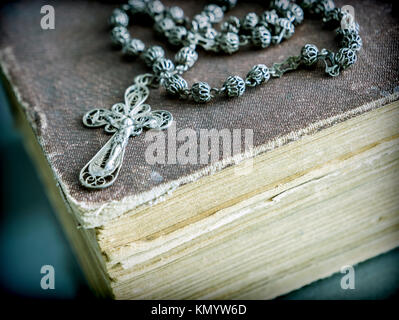 Un antico rosario su un vecchio libro Foto Stock