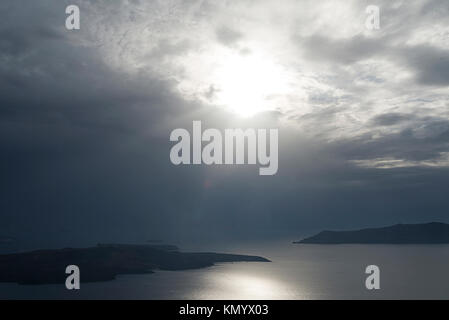 Foto da uno dei migliori isole del mondo, l'isola vulcanica di Santorini, Cicladi Grecia, le nuvole. Foto Stock