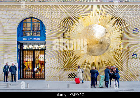 Parigi, Francia. Place Vendome (1° arr): Maison Louis Vuitton Vendome - flagship store di Parigi a 2 Place Vendome Foto Stock