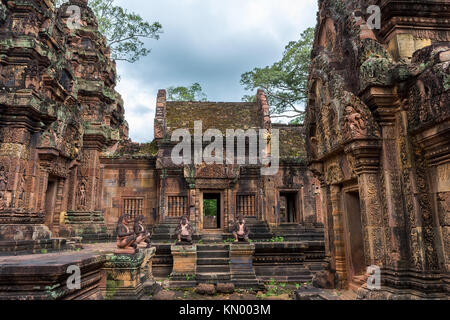 Una vista di Banteay Srei temple, famosa per le sue sculture a parete, situato nei pressi di Siem Reap, Cambogia. Foto Stock