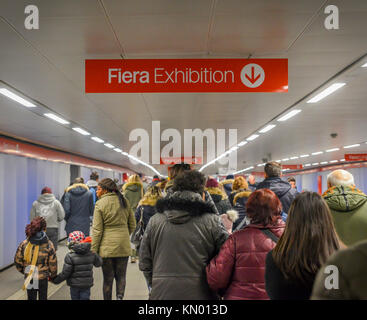 Rho Fiera Milano, Italia - 8 Dicembre 2017: affollato pedesetrian tunnel con un segno rivolto verso la Fiera. La fiera ha manifestazioni througho Foto Stock