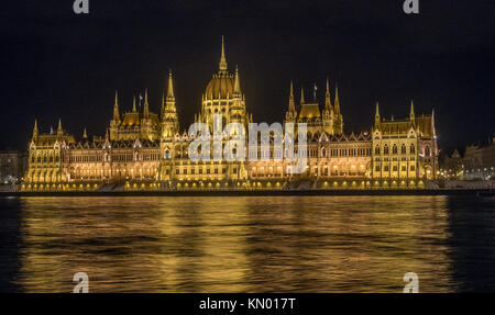 Budapest, Ungheria - 15 Aprile 2015: Ungherese del Palazzo del Parlamento di notte. Edificio più grande in Ungheria e il più alto edificio in Budapest Foto Stock