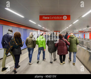 Rho Fiera Milano, Italia - 8 Dicembre 2017: affollato pedesetrian tunnel con un segno rivolto verso la Fiera. La fiera ha manifestazioni througho Foto Stock