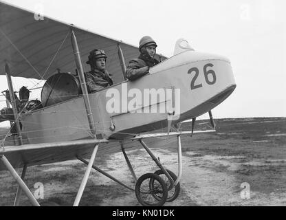 Inizio la storia dell'aviazione circa 1915 Paesi Bassi due piloti in bi-plane Foto Stock