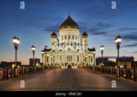 Mosca, Russia - il Patriarcato Bridge e la Cattedrale di Cristo Salvatore nella primavera del crepuscolo. Incorniciato dalle luci della strada. Foto Stock