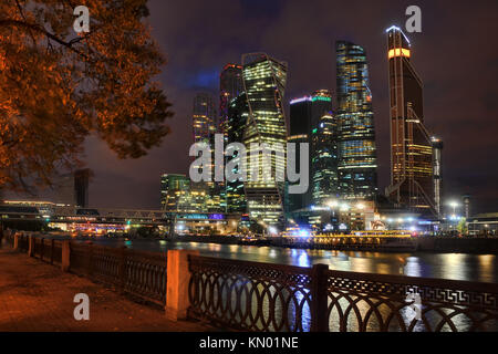 Mosca, Russia - Notte cityscape di Moscow International Business Center 'Moskva-città" dal Tarasa Shevchenko terrapieno di notte Foto Stock