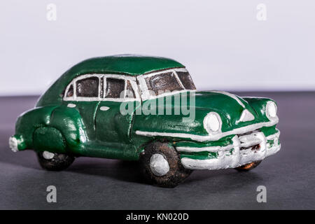 Verniciato di verde modello in argilla auto, americano degli anni cinquanta, rustico stile ingenuo terminare semplicemente fatto da artigiano in Cuba Foto Stock