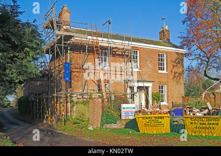 Una casa di campagna in fase di ristrutturazione a Briggate, levigatura, Norfolk, Inghilterra, Regno Unito. Foto Stock