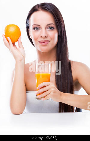 Bella giovane donna azienda arancione e il succo di arancia Foto Stock