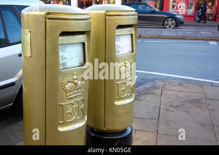 Royal Mail Gold Letterbox per celebrare una medaglia d oro vincere a Le Olimpiadi del 2012 a Stratford Upon Avon, Warwickshire, Inghilterra, Regno Unito Foto Stock