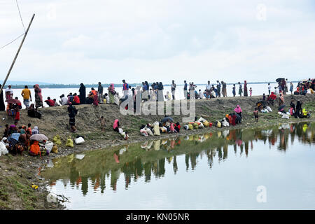 Centinaia di popolazione rohingya e attraversando il Bangladesh il confine come fuggire da Buchidong in Myanmar dopo aver attraversato il fiume Nuf Shah Porir Dwip isola ne Foto Stock