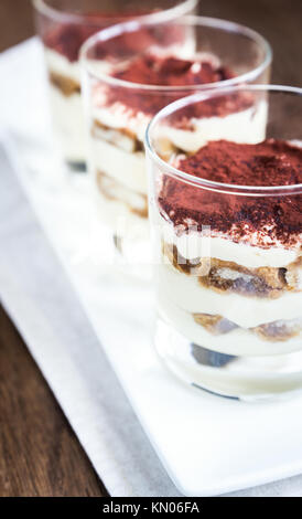 Il tiramisù nella ciotola di vetro Foto Stock