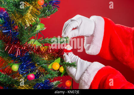 Babbo Natale appeso bambola per un abete Foto Stock