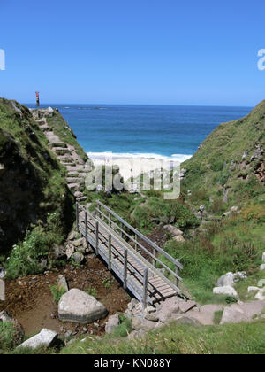 Passerella in legno sulla costa sud ovest percorso, Portheras Cove, Cornwall, Inghilterra, Regno Unito in giugno Foto Stock